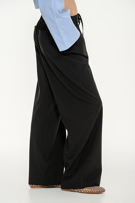 Baggy trousers with adjustable waist