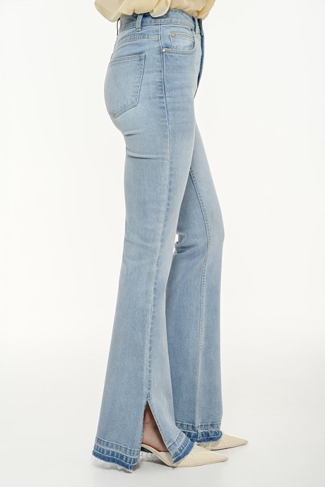 Bootcut ντένιμ με ξέφτια και άνοιγμα στο τελείωμα