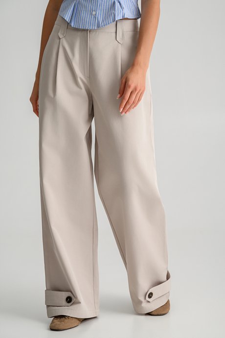 Wide leg trousers with pleated details