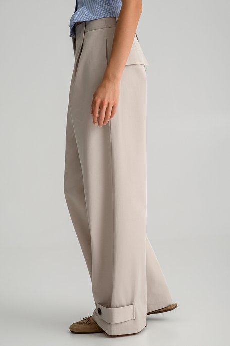 Wide leg trousers with pleated details