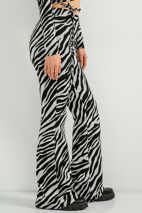 Flared παντελόνα με zebra print