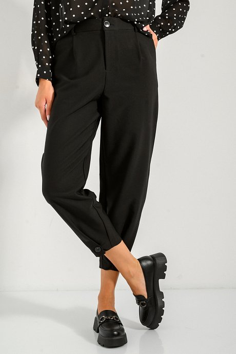 Peg trousers with button ending