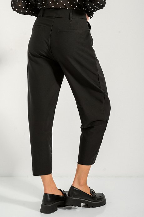 Peg trousers with button ending