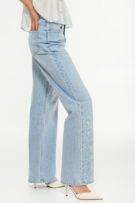 Wide leg ντένιμ με κεντητά λουλούδια