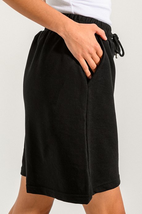 Sweater shorts with pockets