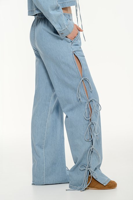 Wide leg ντένιμ με κορδόνια στο πλάι