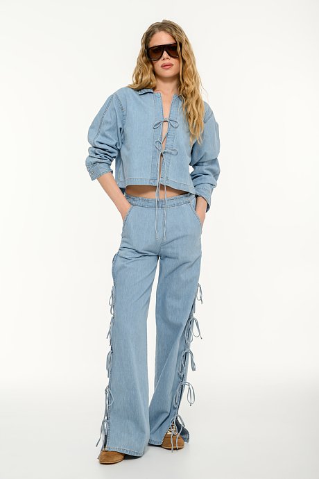 Wide leg ντένιμ με κορδόνια στο πλάι