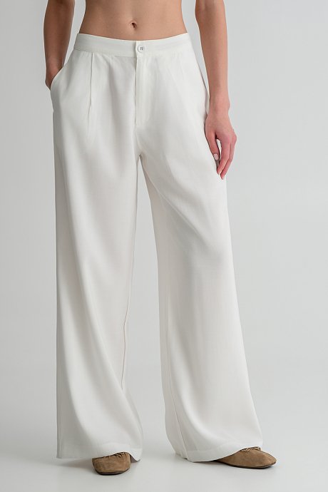 Wide leg trousers with pleated details