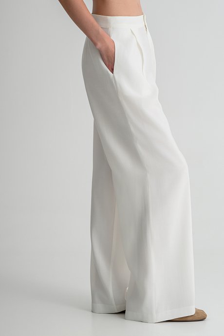 Wide leg trousers with pleated details