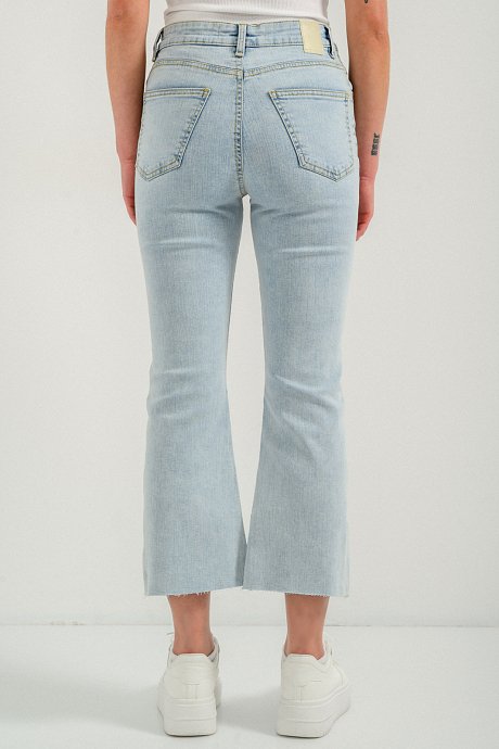 Cropped flare denim with loose threads