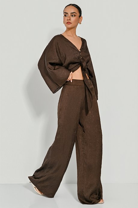 Παντελόνι wide leg με σατινέ υφή και ασορτί ζώνη