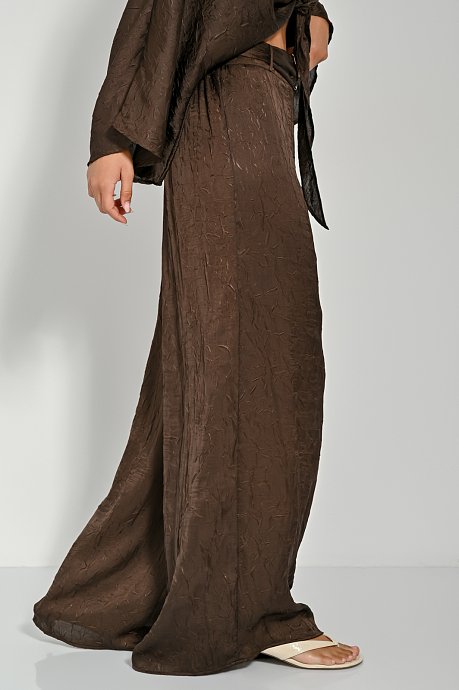 Παντελόνι wide leg με σατινέ υφή και ασορτί ζώνη