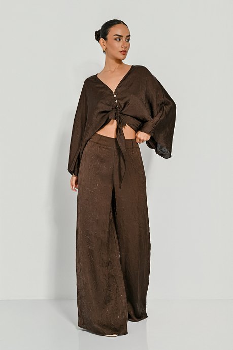 Παντελόνι wide leg με σατινέ υφή και ασορτί ζώνη