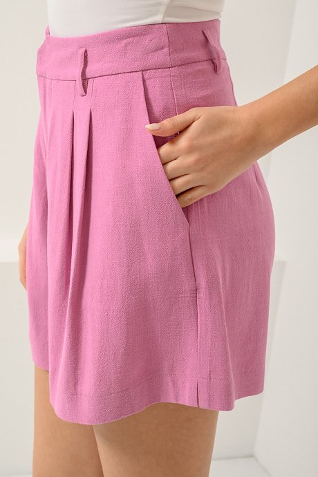 Linen shorts with pleated details
