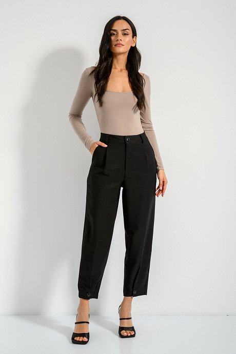 Carrot trousers with pleated details