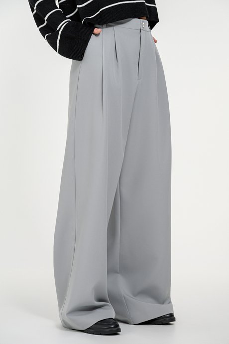 Wide leg trousers with pleated details