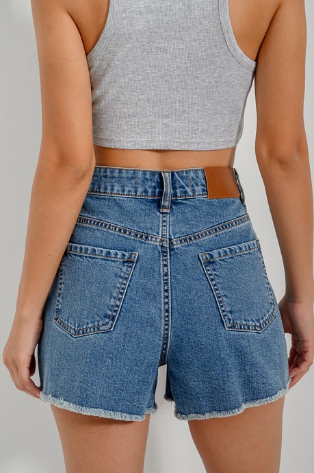 Hot pants denim shorts with loose threads