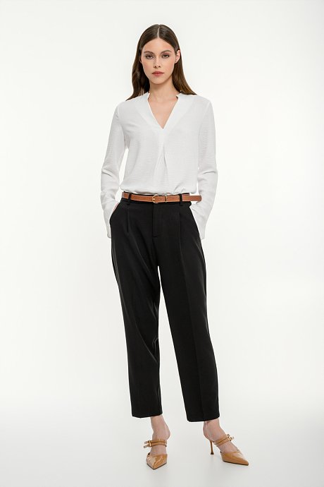 Carrot trousers with pleated details and belt