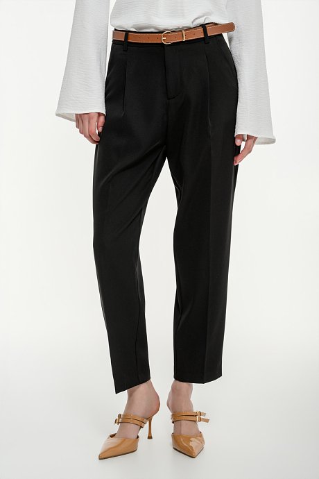 Carrot trousers with pleated details and belt