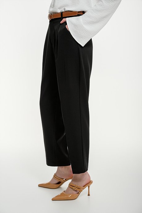 Carrot trousers with pleated details and belt