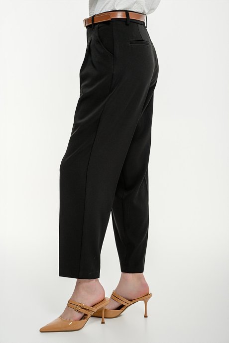 Carrot trousers with pleated details and belt