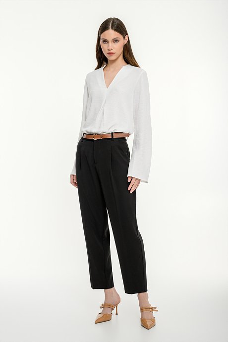 Carrot trousers with pleated details and belt