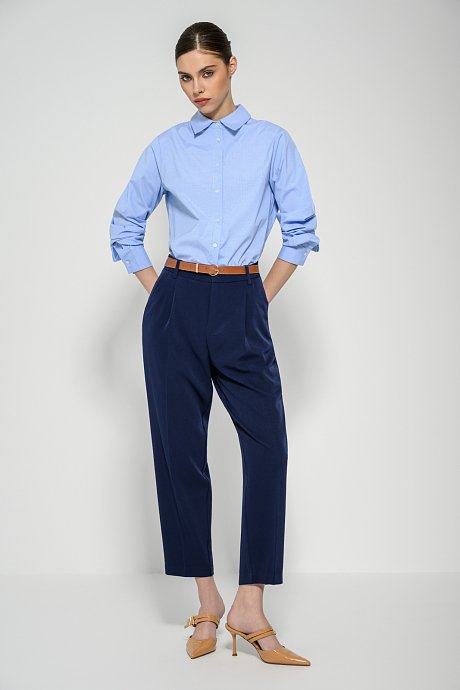 Carrot trousers with pleated details and belt