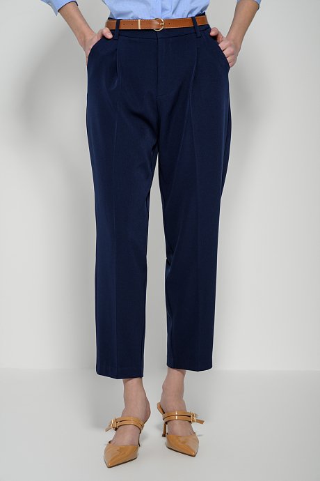 Carrot trousers with pleated details and belt