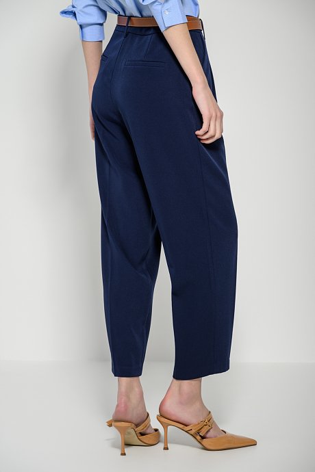 Carrot trousers with pleated details and belt