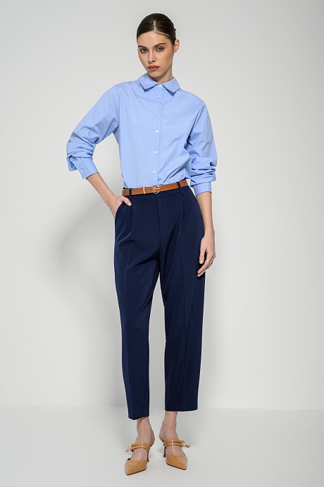 Carrot trousers with pleated details and belt