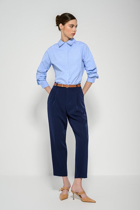 Carrot trousers with pleated details and belt