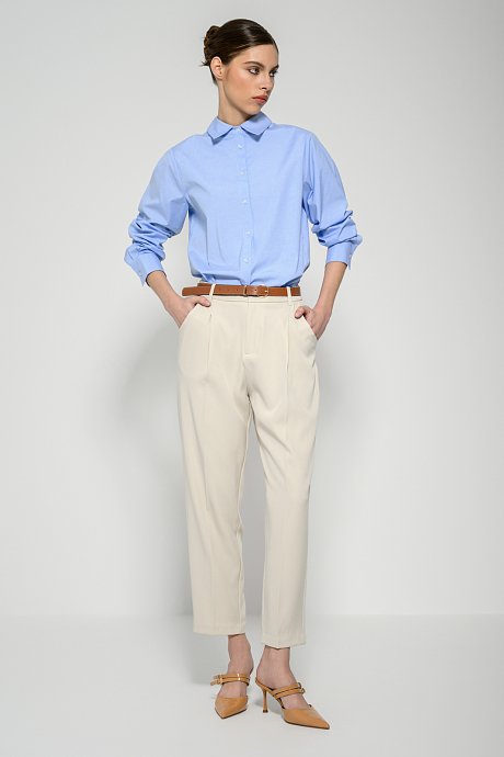 Carrot trousers with pleated details and belt