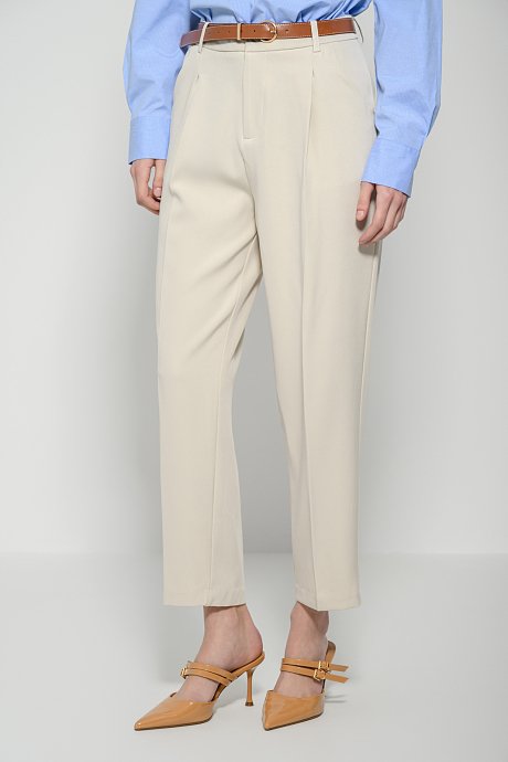 Carrot trousers with pleated details and belt