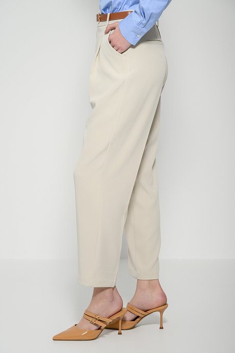 Carrot trousers with pleated details and belt