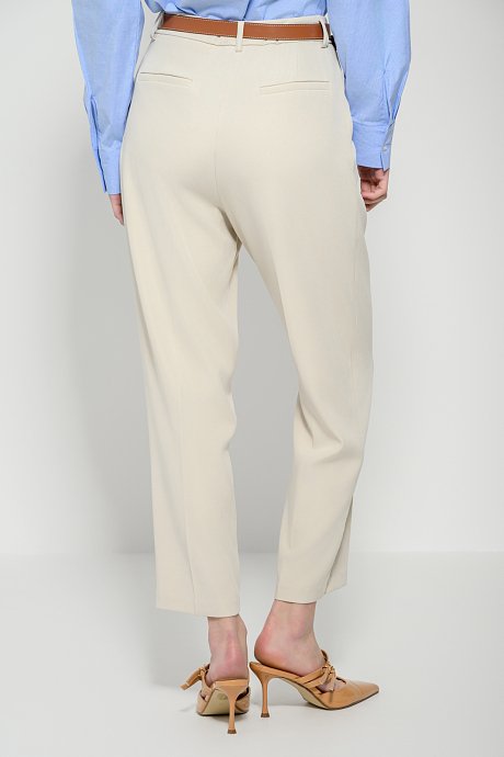 Carrot trousers with pleated details and belt