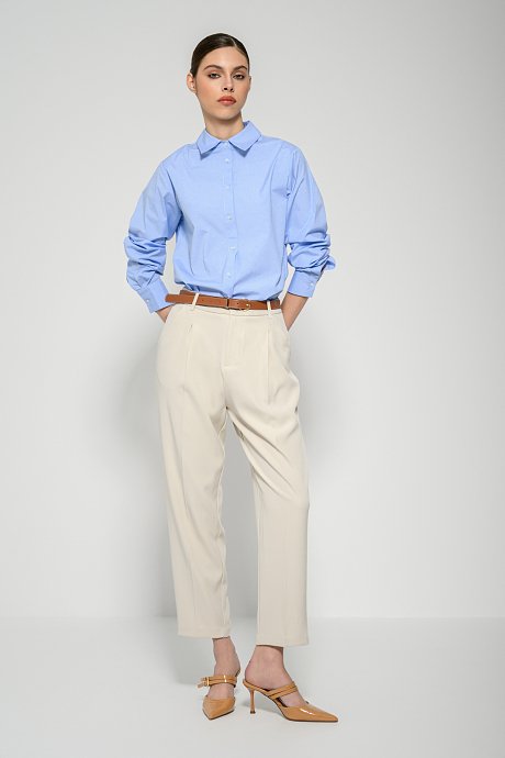 Carrot trousers with pleated details and belt