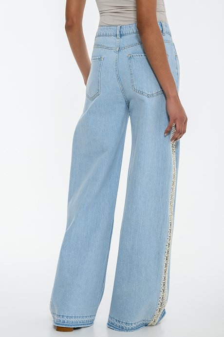 Wide leg ντένιμ με κροσέ σχέδιο στο πλάι