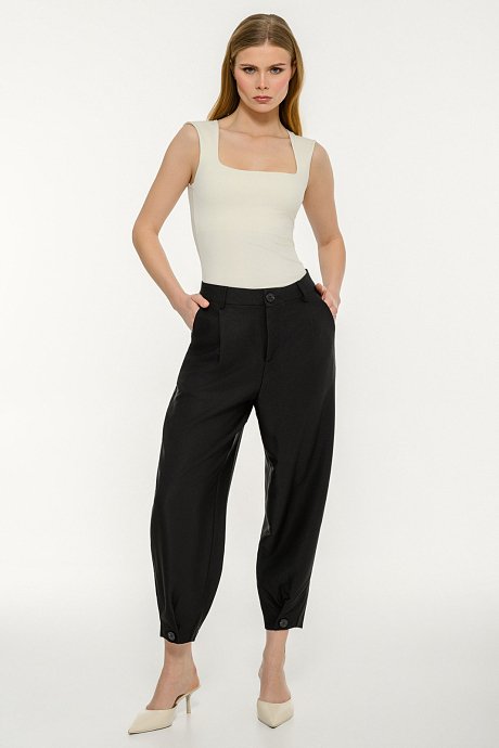 Carrot trousers with pleated details