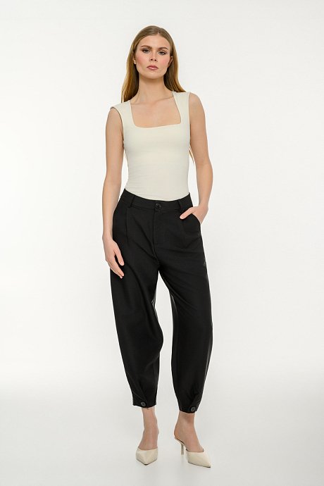 Carrot trousers with pleated details