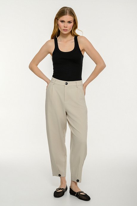 Carrot trousers with pleated details