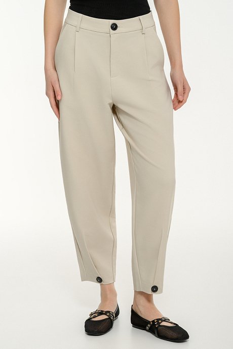 Carrot trousers with pleated details