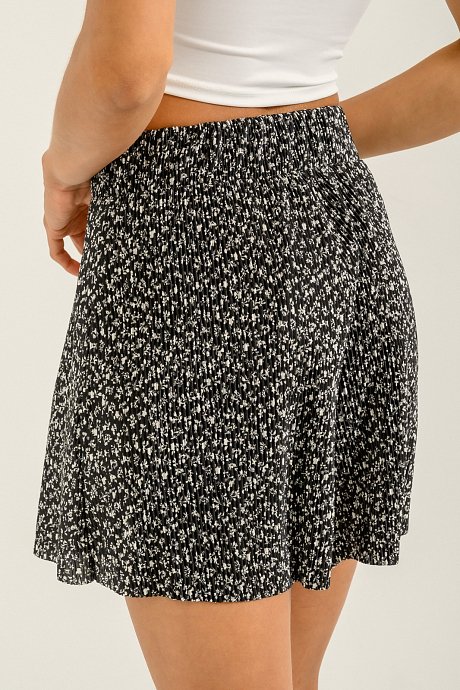 Pleated floral shorts