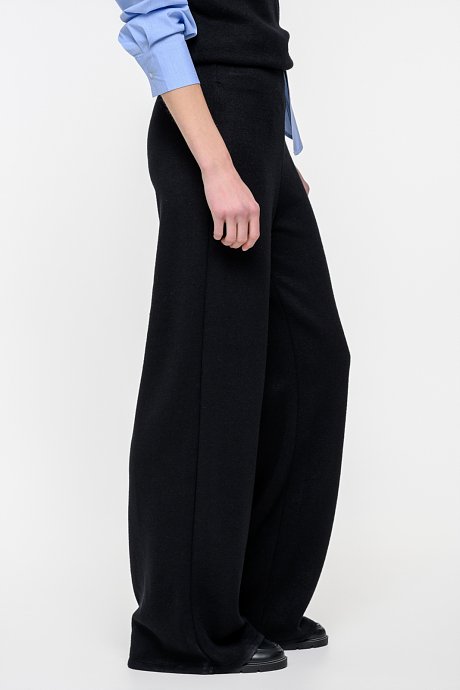 Wide leg trousers with elastic waistband and soft sense
