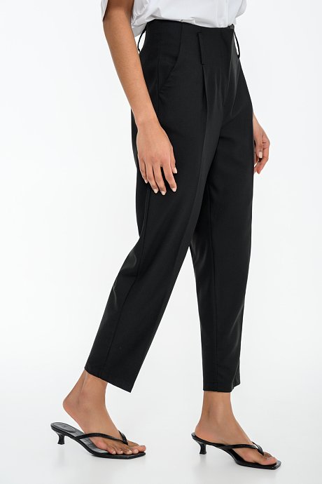 Barrel trousers with pleated details
