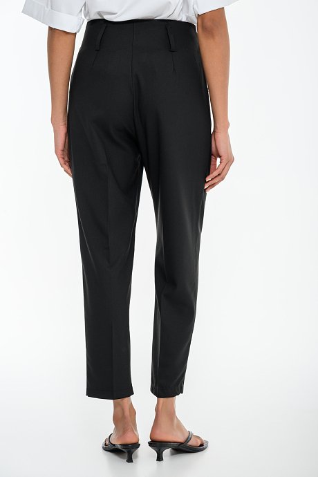 Barrel trousers with pleated details