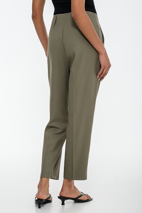 Barrel trousers with pleated details