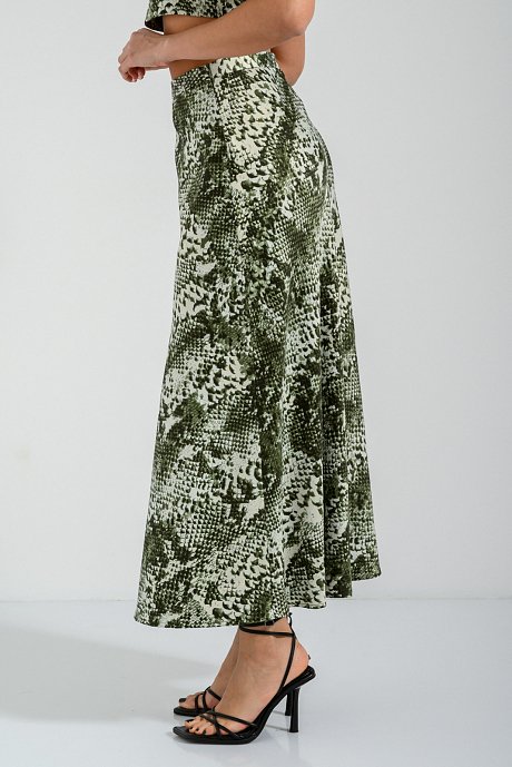 Maxi skirt with satin effect and snake print
