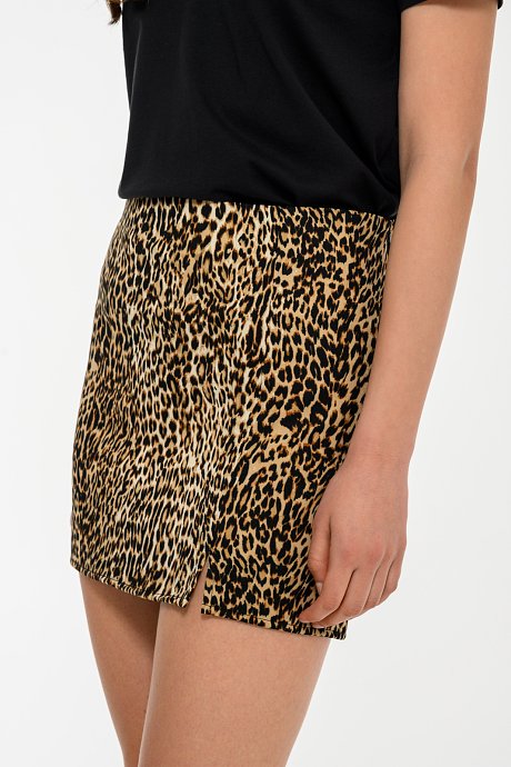 Mini skirt with leopard print