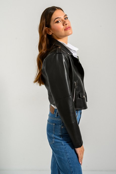 Κροπ biker jacket σε όψη δερματίνης