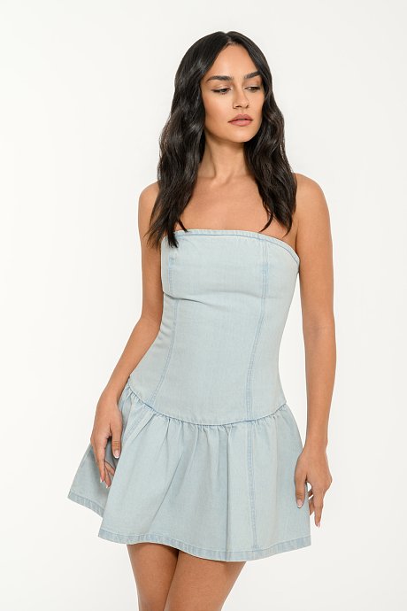 Μίνι strapless ντένιμ φόρεμα με κλος τελειώμα